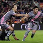 El delantero del Rayo Vallecano Javi Guerra (d) celebra junto a Llorente tras marcar ante el FC Barcelona.