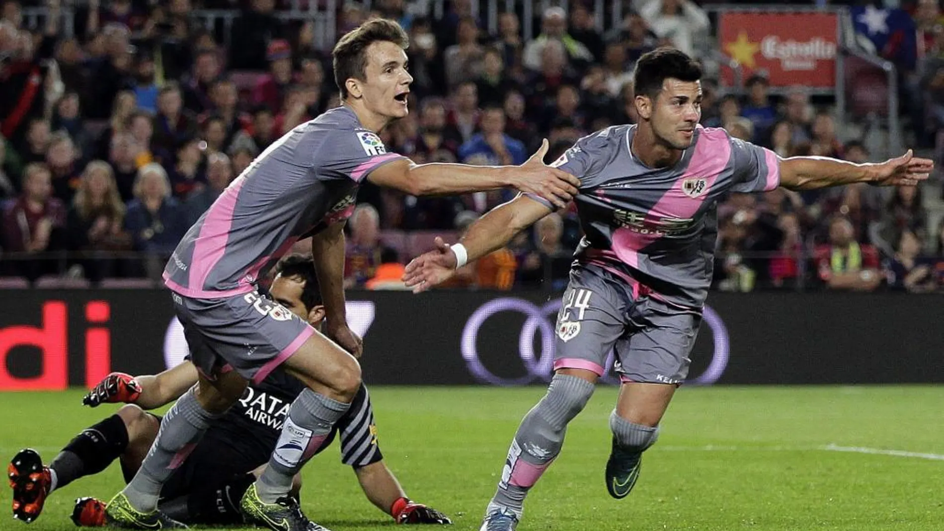 El delantero del Rayo Vallecano Javi Guerra (d) celebra junto a Llorente tras marcar ante el FC Barcelona.