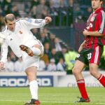 Zizou, en el momento de conectar la volea que, justo antes del descanso puso el 1-2 en el marcador y que acabó siendo definitiva
