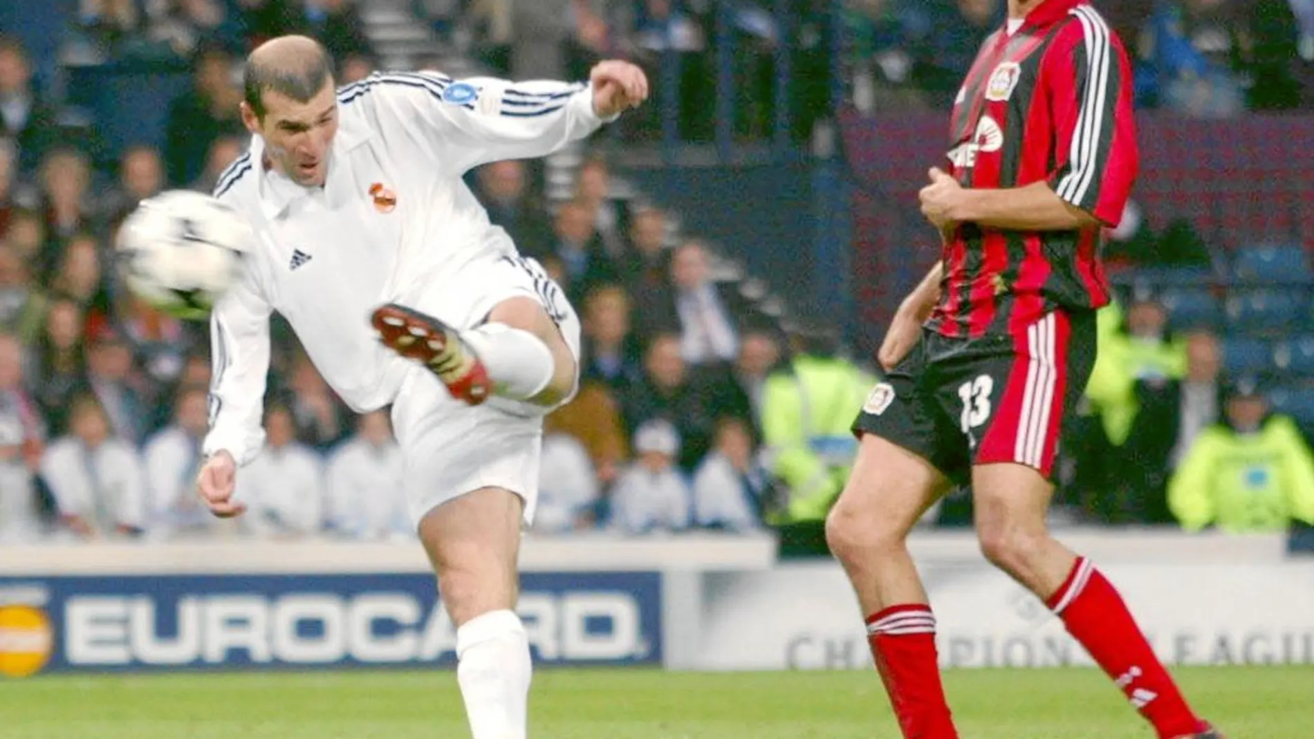 Zizou, en el momento de conectar la volea que, justo antes del descanso puso el 1-2 en el marcador y que acabó siendo definitiva
