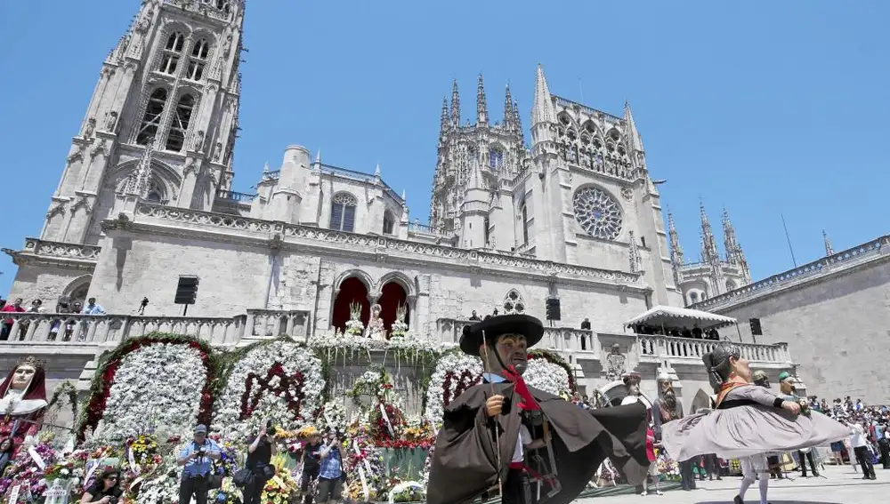 Gigantes y cabezudos bailan junto a la Catedral de Burgos en honor de Santa María la Mayor