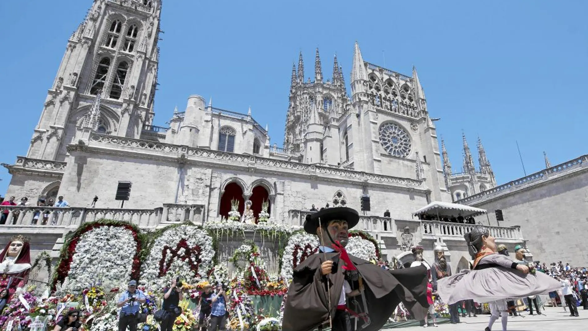 Gigantes y cabezudos bailan junto a la Catedral de Burgos en honor de Santa María la Mayor