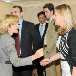 La consejera de Hacienda, Pilar del Olmo, saluda a la ministra de Economía, Elena Salgado, antes de la reunión