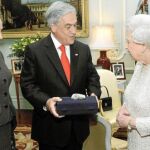 El presidente chileno entrega a Isabel II una piedra de la mina San José