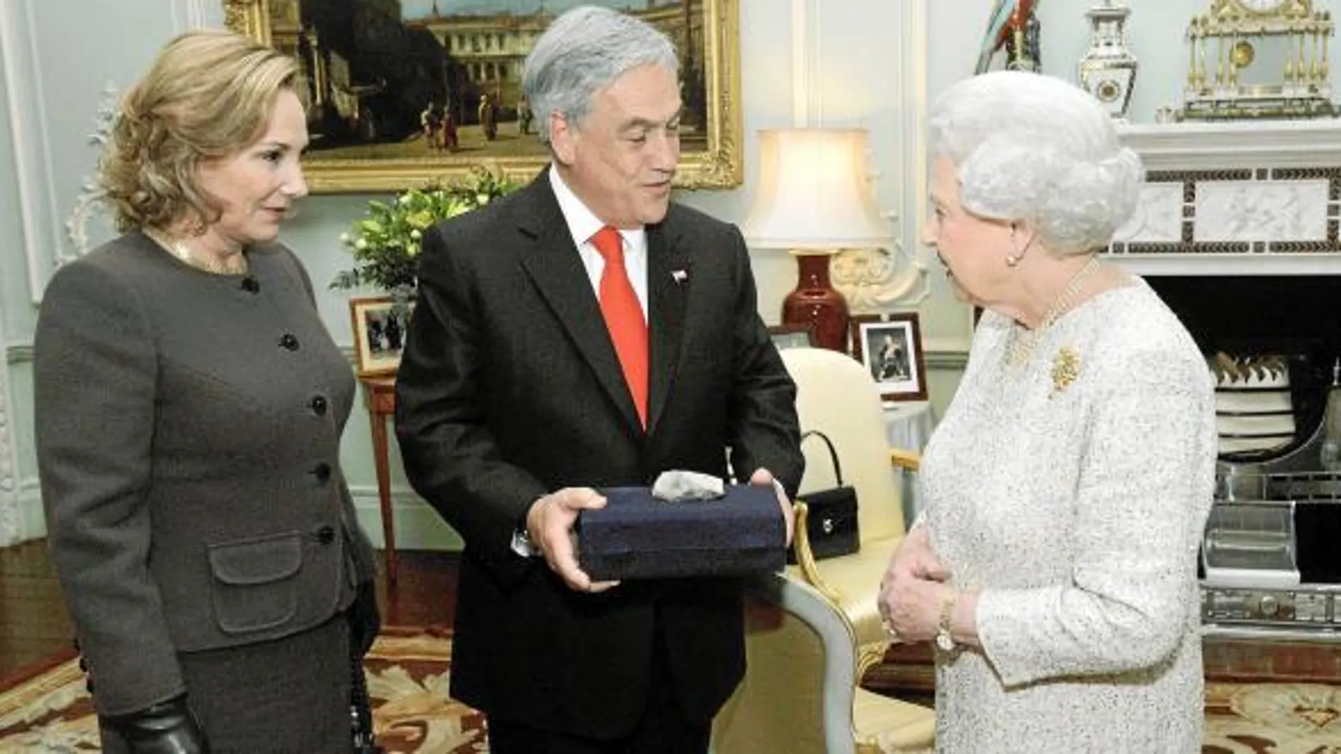 El presidente chileno entrega a Isabel II una piedra de la mina San José