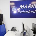 La líder del FN, Marine Le Pen, posa en la sede del Frente Nacional con el nuevo logo de su candidatura al Elíseo