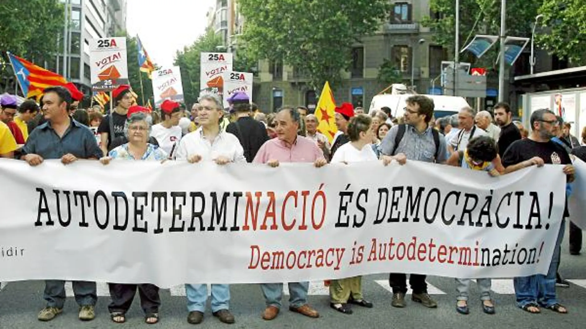 Centenares de manifestantes exigieron el derecho a decidir ayer por las calles del centro de Barcelona