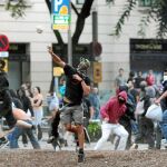 Grupos de jóvenes antisistema provocaron graves destrozos en el centro de Barcelona el día de la huelga general