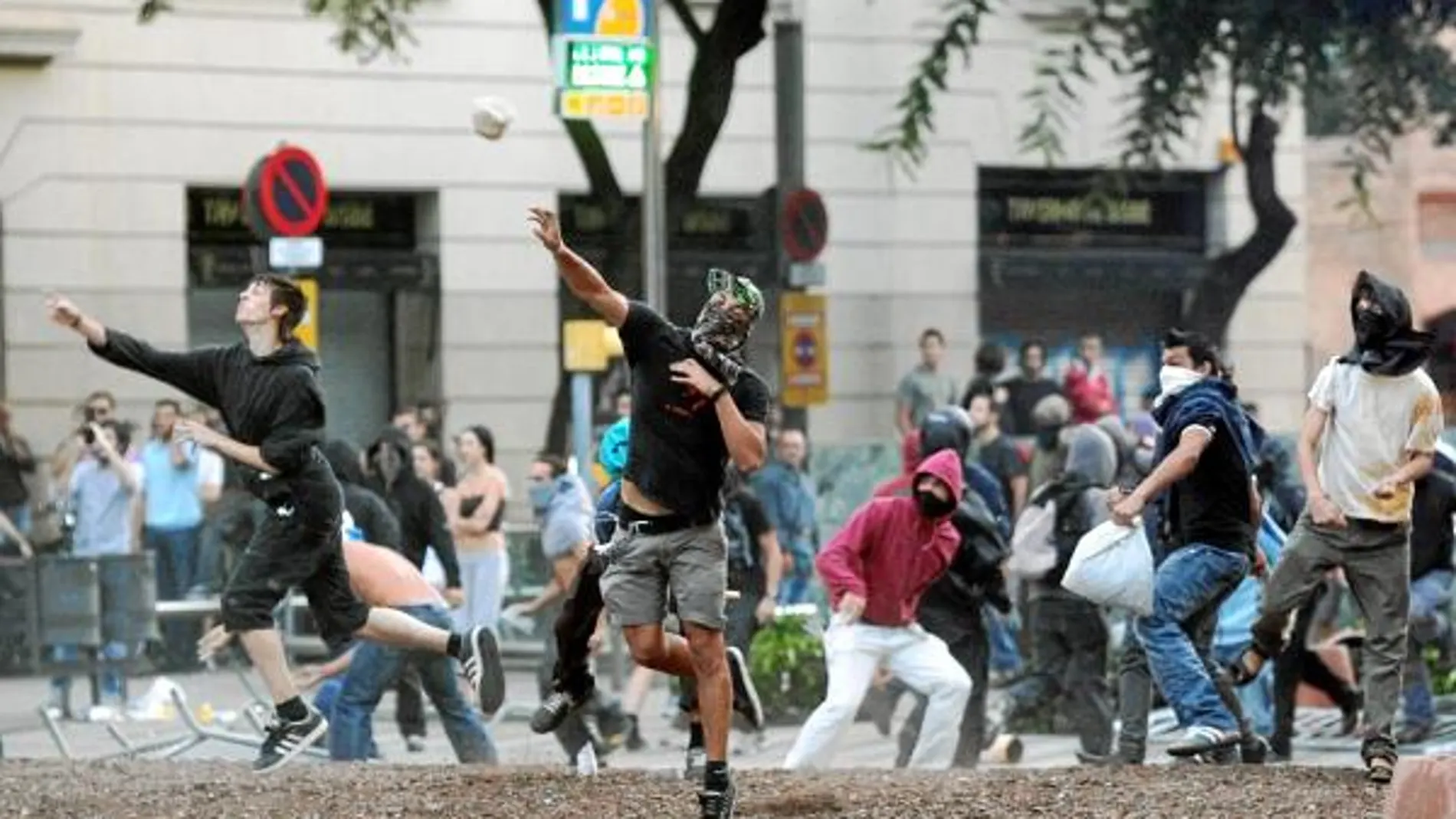 Grupos de jóvenes antisistema provocaron graves destrozos en el centro de Barcelona el día de la huelga general