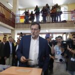Rajoy vota entre gritos de «¡Presidente!» y «¡Sí se puede!»