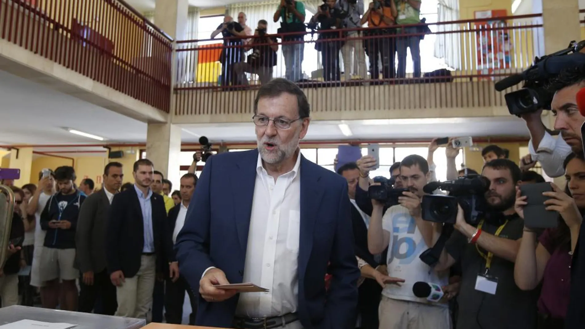 Rajoy vota entre gritos de «¡Presidente!» y «¡Sí se puede!»