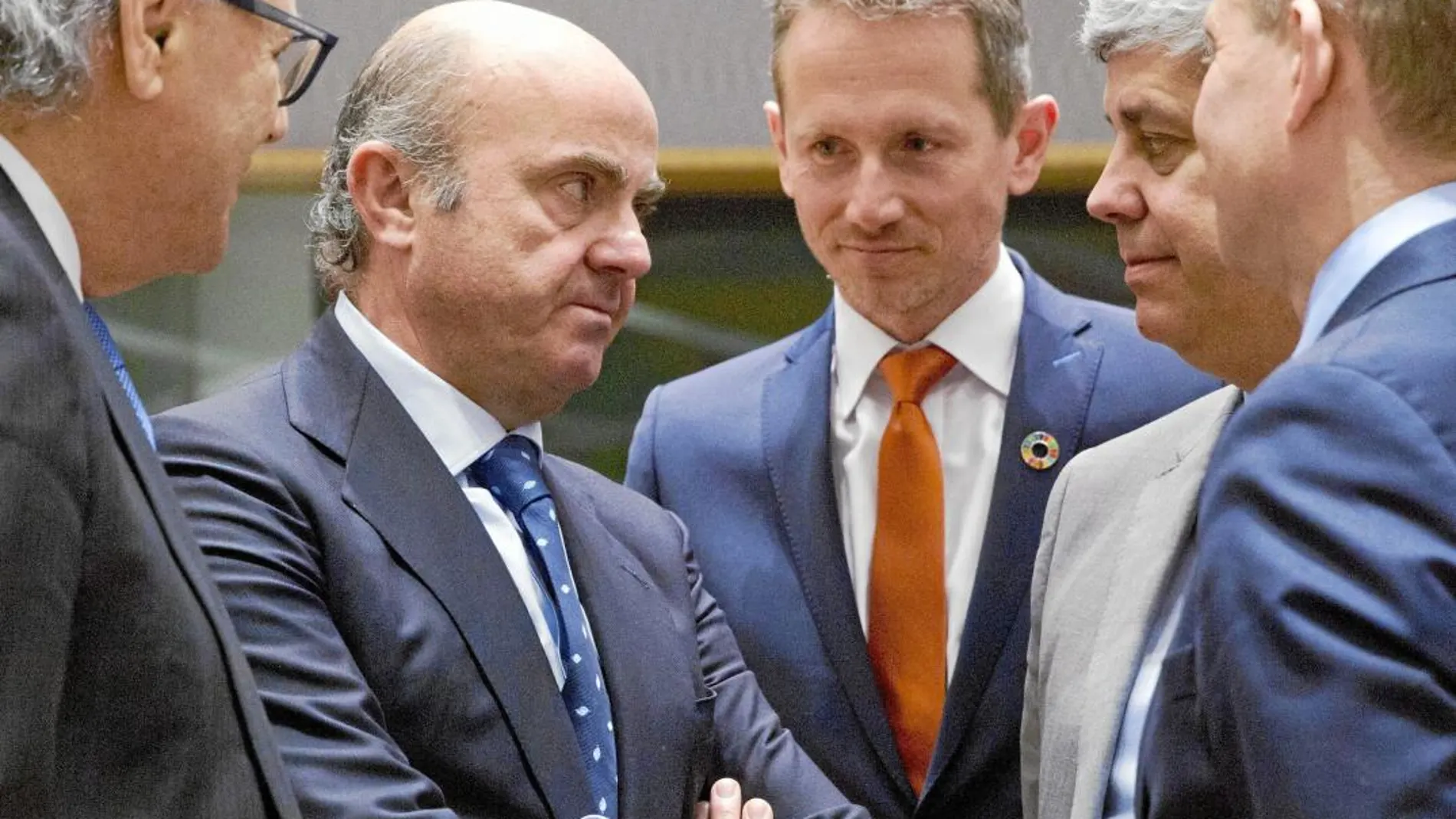 El flamante vicepresidente del BCE, rodeado de sus todavía homólogos europeos, ayer, en Bruselas