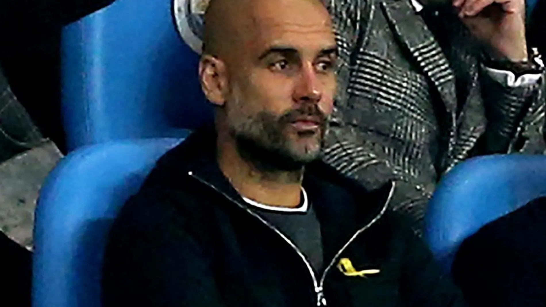 El entrenador del Manchester City, Pep Guardiola (i), observa el encuentro desde la tribuna tras ser expulsado del campo. EFE/Nigel Roddis