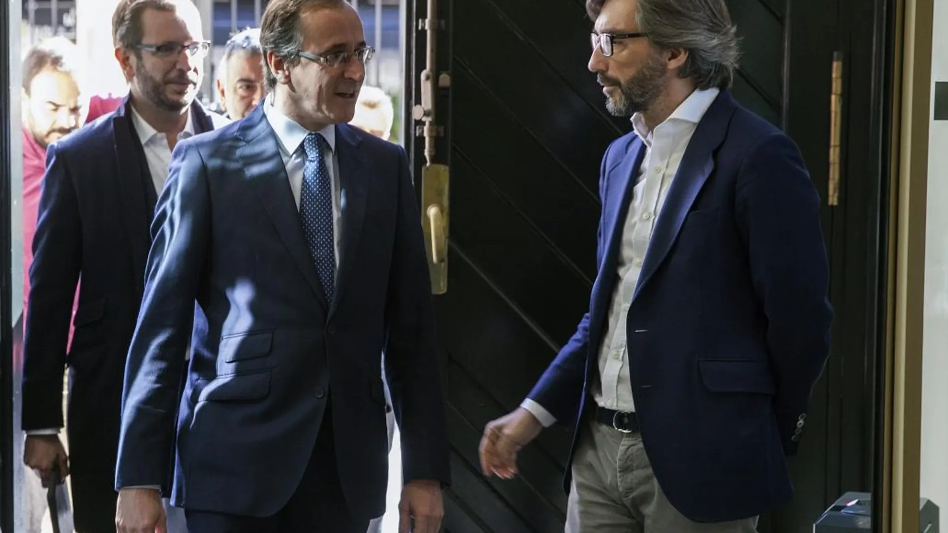Alfonso Alonso saluda al secretario de Justicia, Derechos y Libertades del PP, Iñaki Oyarzábal (d), a su llegada a la sede del Parlamento Vasco en Vitoria.