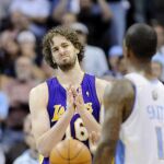 El jugador español de los Lakers de Los Ángeles Pau Gasol en acción frente a los Nuggets de Denver