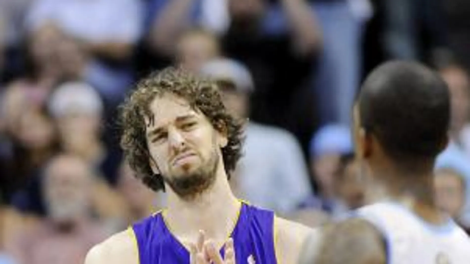 El jugador español de los Lakers de Los Ángeles Pau Gasol en acción frente a los Nuggets de Denver