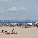 Miles de personas se han acercado a las playa de la ciudad de Valencia para disfrutar del intenso sol y la altas temperaturas en esta jornada