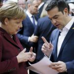 La canciller de Alemania, Angela Merkel conversa con el primer ministro de Grecia, Alexis Tsipras, durante la reunión de la Cumbre