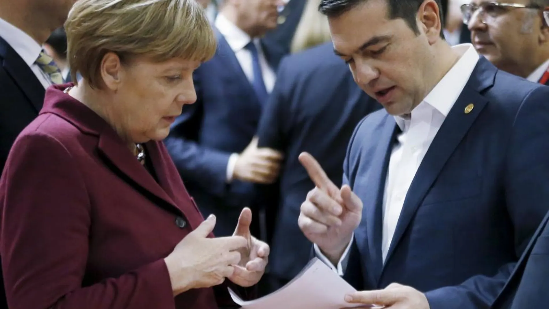 La canciller de Alemania, Angela Merkel conversa con el primer ministro de Grecia, Alexis Tsipras, durante la reunión de la Cumbre