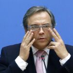 El socialista Antonio Miguel Carmona, durante una rueda de prensa en la que ha atribuido hoy su destitución como portavoz en el Ayuntamiento de Madrid a una división interna del PSOE-M