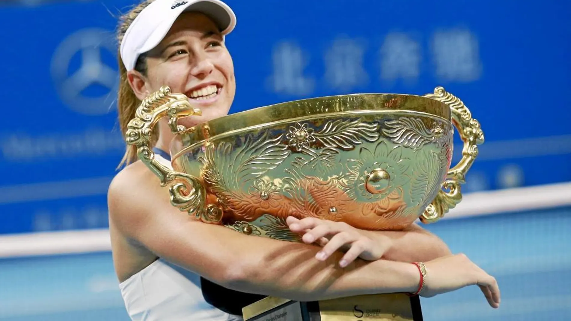 Garbiñe Muguruza sujeta el trofeo de Pekín con una sonrisa en la cara