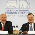 El presidente del BCE, Mario Draghi y el gobernador del BCE, Ewald Nowotny (Izq.).