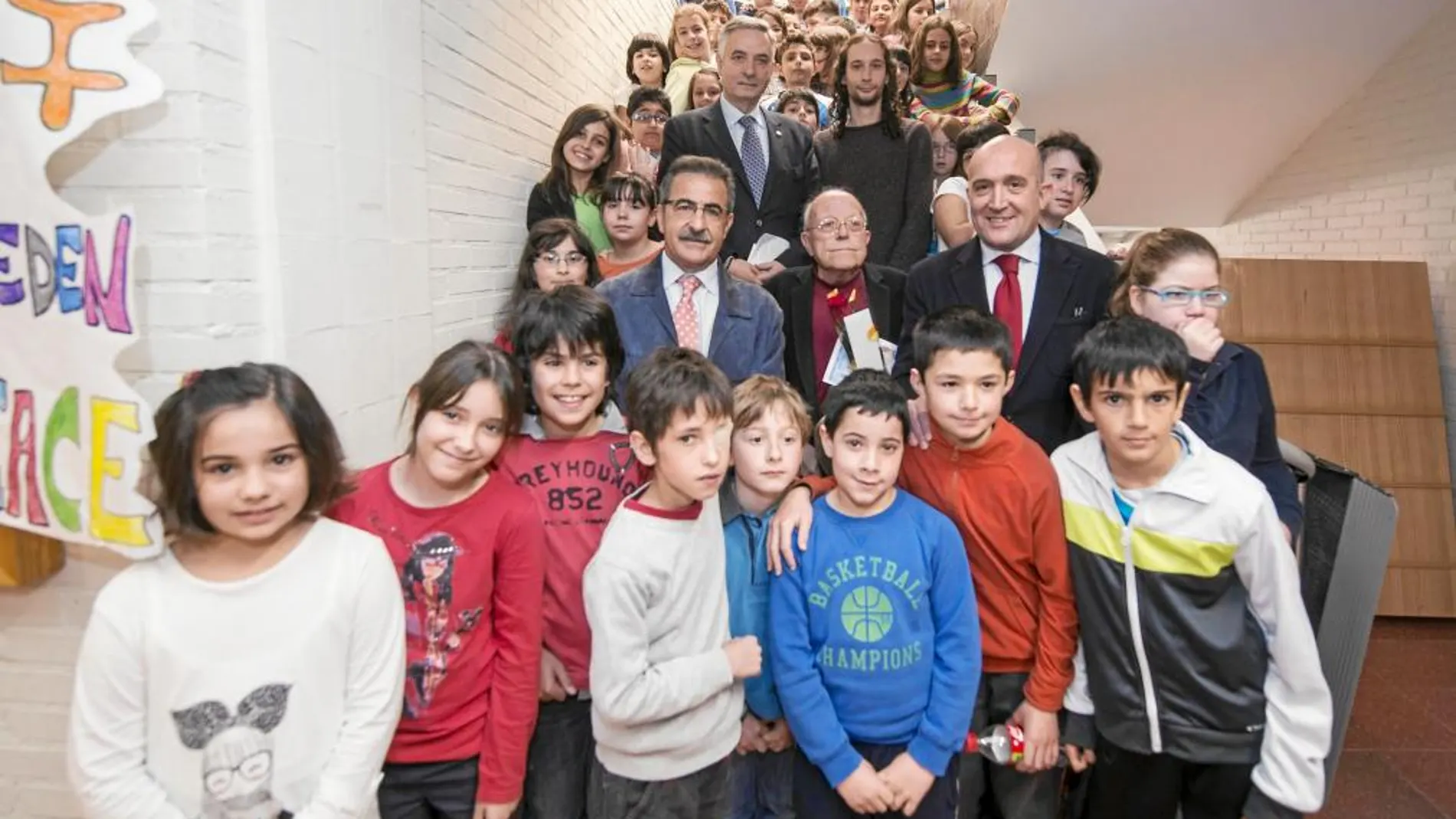 Jiménez Lozano posa con los escolares de Íscar junto a Jesús Julio Carnero y el alcalde Alejandro García, entre otros