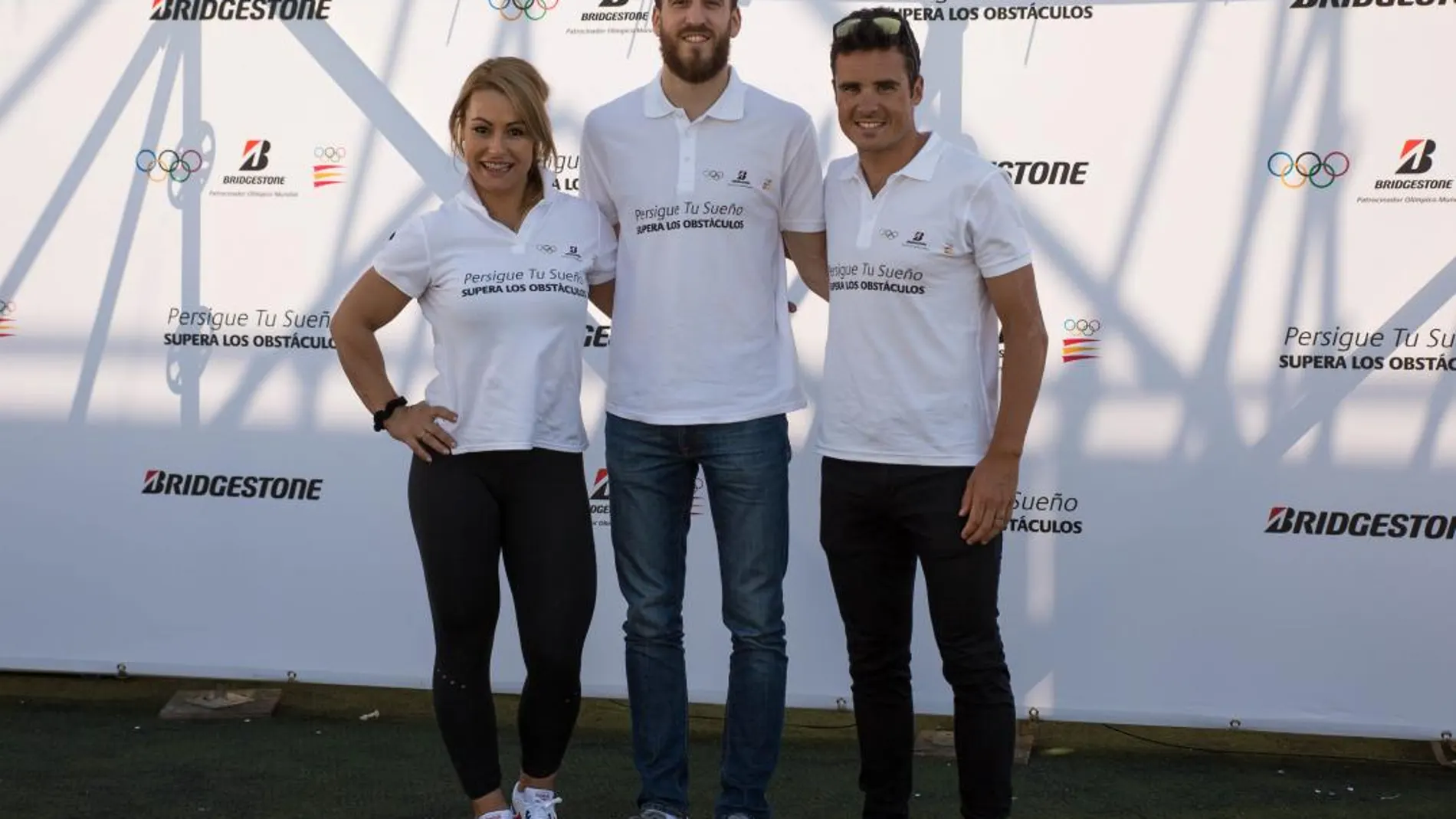 Sergio Rodríguez, junto a Javier Gómez Noya y Lidia Valentín, en el evento de Bridgestone
