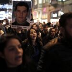 Varias personas muestran fotos de las víctimas mortales del ataque aéreo de la aviación turca en Roboski (Uludere) en 2011, en el que murieron 34 contrabandistas kurdos, durante una manifestación en Estambul, Turquía hoy 28 de diciembre de 2015.