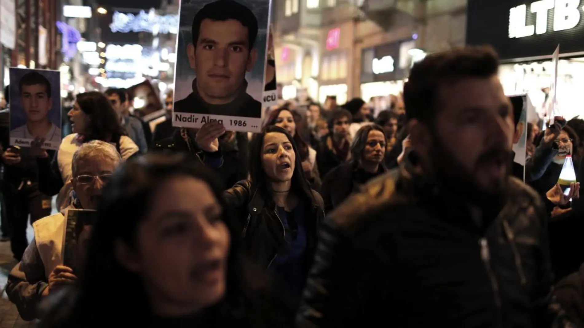 Varias personas muestran fotos de las víctimas mortales del ataque aéreo de la aviación turca en Roboski (Uludere) en 2011, en el que murieron 34 contrabandistas kurdos, durante una manifestación en Estambul, Turquía hoy 28 de diciembre de 2015.