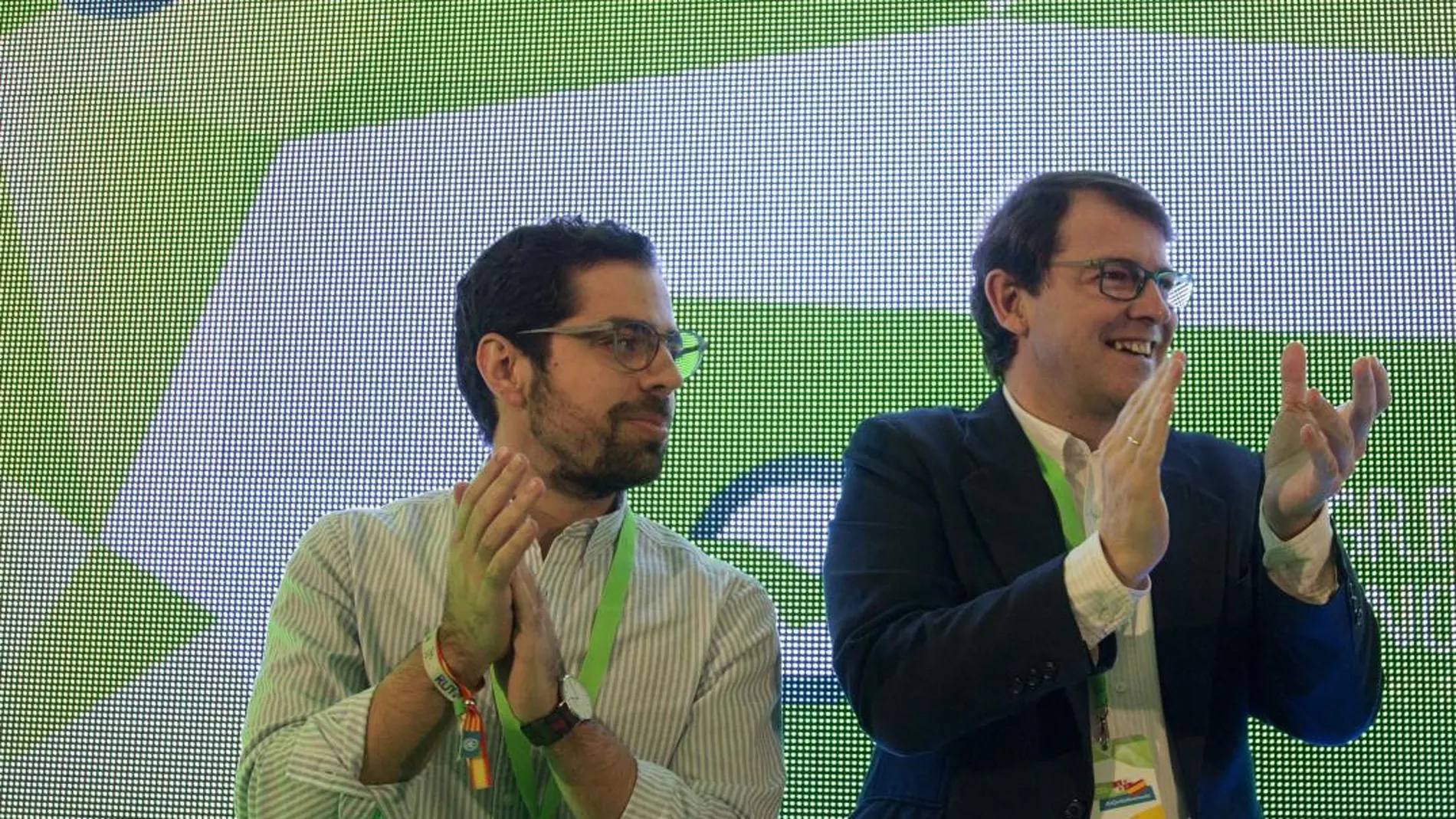 El presidente del PP de Castilla y León, Alfonso Fernández Mañueco, junto a Eduardo Carazo en el Congreso de Nuevas Generaciones celebrado en Salamanca