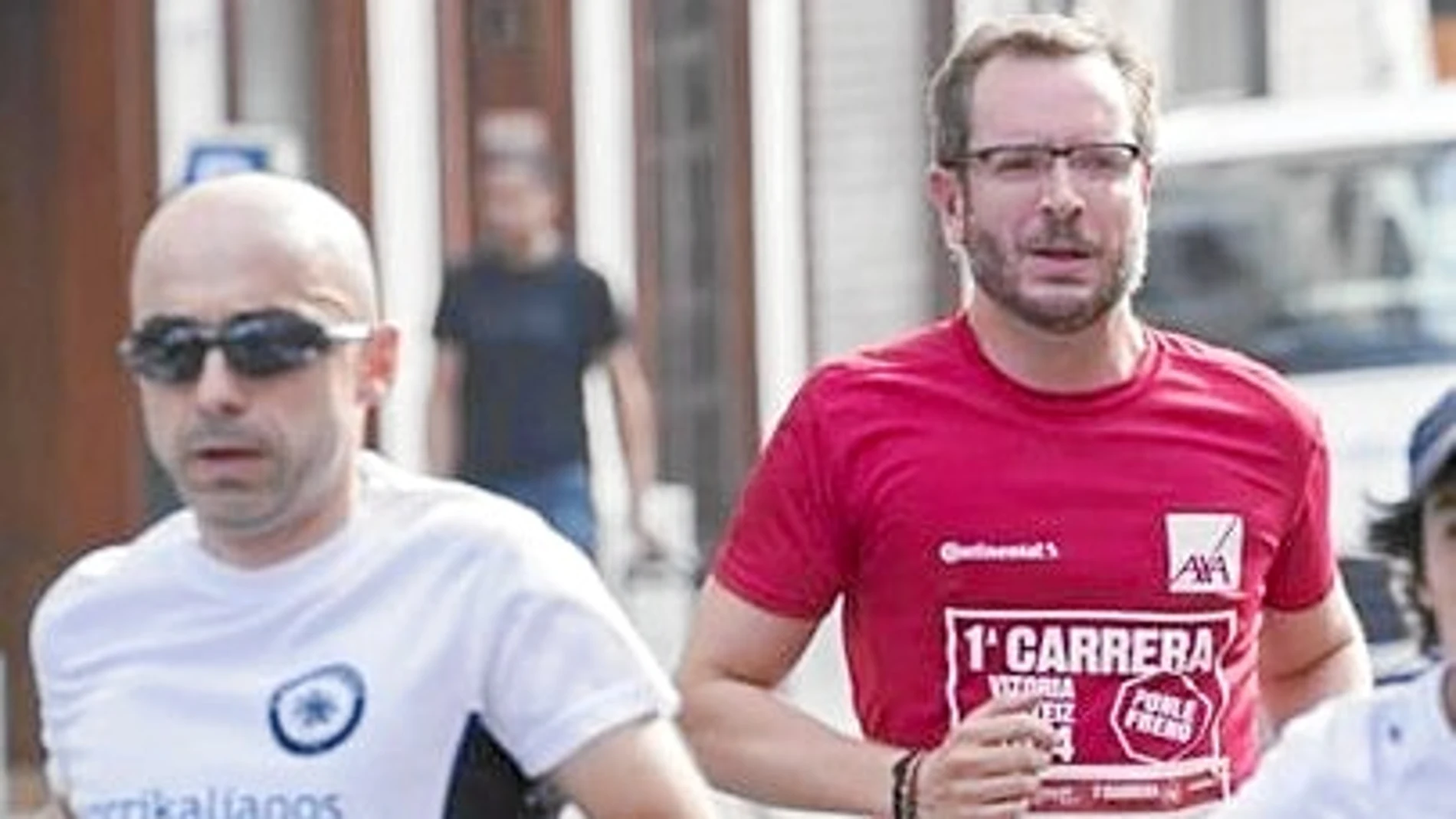 DEPORTISTA. No es extraño ver a Javier Maroto haciendo deporte, ya sea corriendo una maratón, en el gimnasio o con su bicicleta