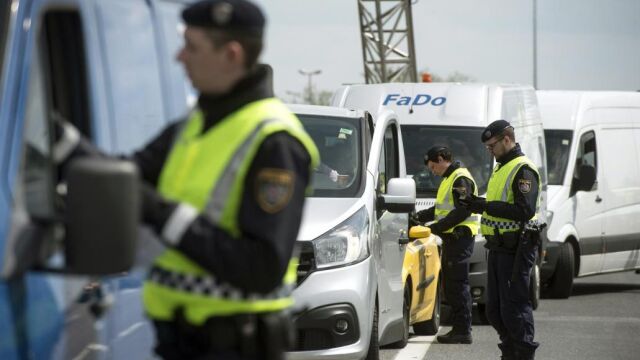 Policías austriacos revisan la documentación de los conductores en la frontera con Hungría