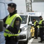 Policías austriacos revisan la documentación de los conductores en la frontera con Hungría