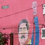 Un mural con el rostro de Nicolás Maduro en el popular barrio caraqueño de Pétare