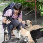 Marta Pedraja, veterinaria de 25 años, ha participado en varios proyectos solidarios con animales en Nepal, Tailandia o Polinesia