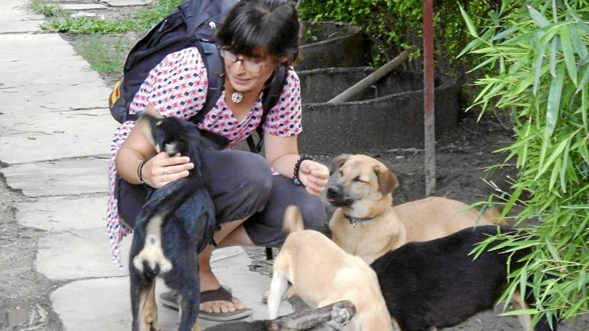 Marta Pedraja, veterinaria de 25 años, ha participado en varios proyectos solidarios con animales en Nepal, Tailandia o Polinesia