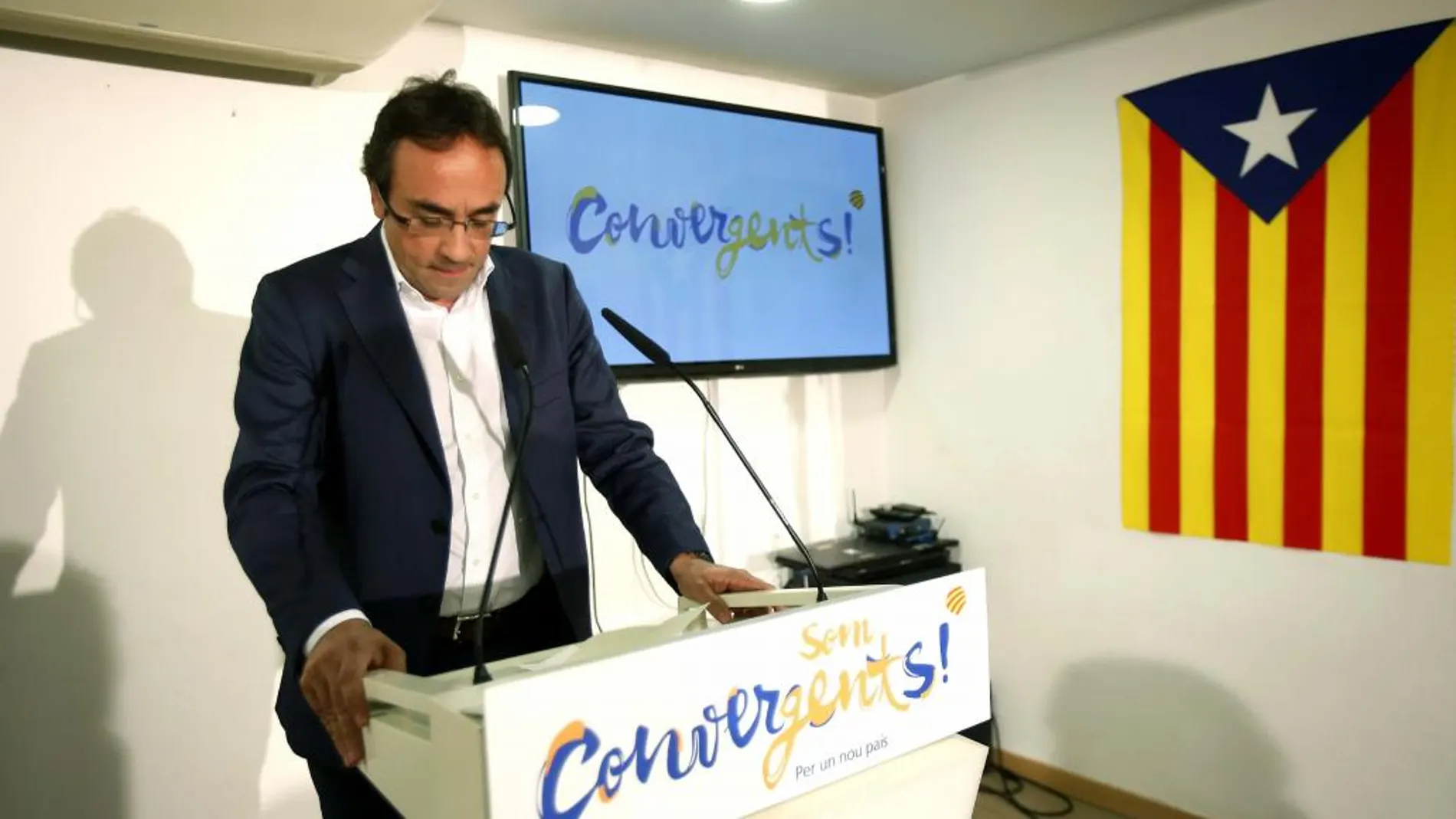 El coordinador general de Convergència, Josep Rull, durante la rueda de prensa ofrecida hoy en la sede de Convergència