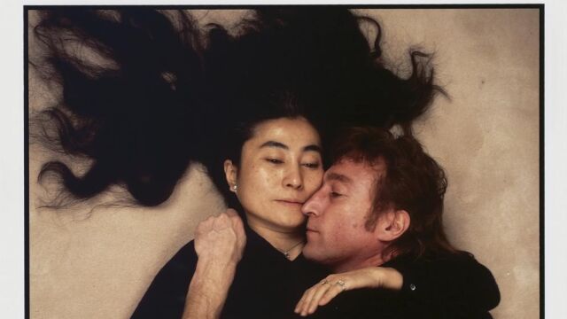 ANNIE LEIBOVITZ Retrato de Yoko Ono y Lennon para la portada de «Rolling Stone»
