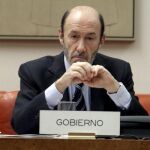 Rubalcaba replica a Otegi: ETA sólo acabará cuando cambie sus siglas por las de «F-I-N»