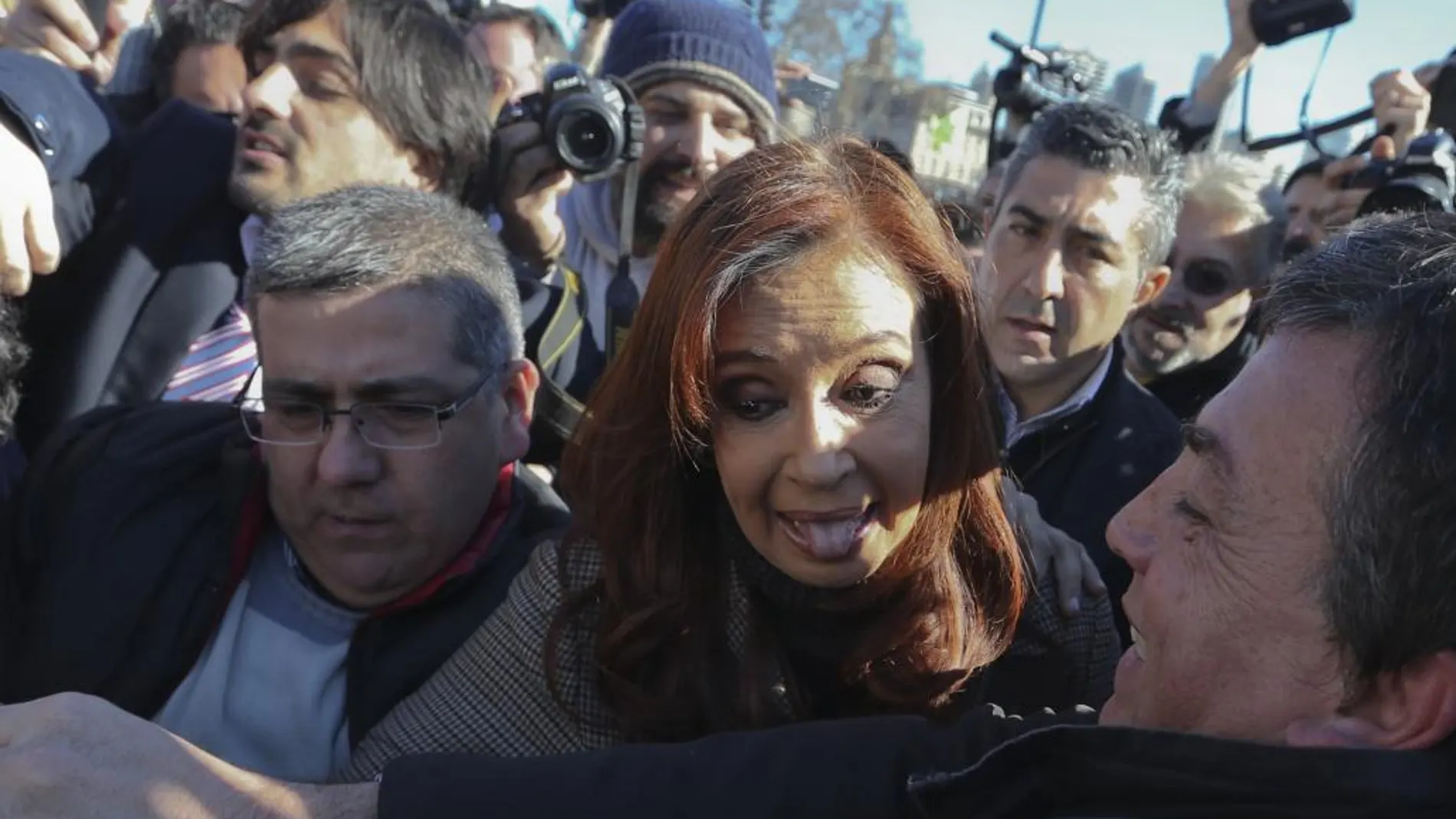 Fotografía de archivo del 6 de julio de 2016 de la expresidenta argentina Cristina Fernández de Kirchner a su llegada a un tribunal en Buenos Aires