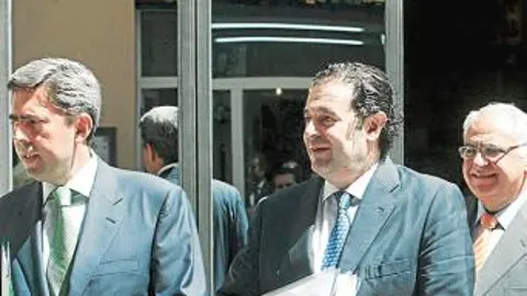 Los vicepresidentes, uno dos y tres, a la salida del Consell