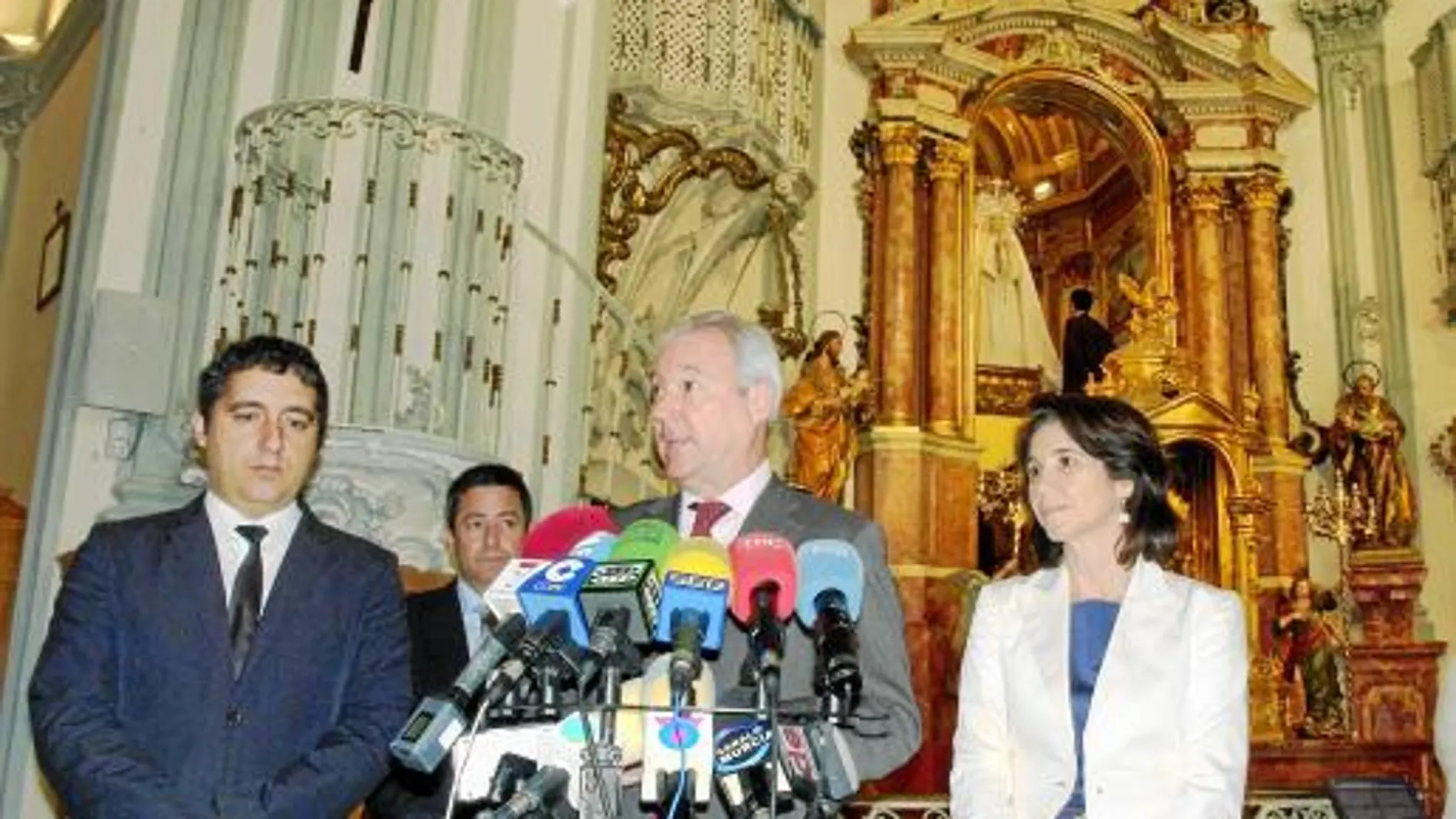 Cruz, Valcárcel y García, tras la inauguración del conjunto monumental de la iglesia San Juan de Dios
