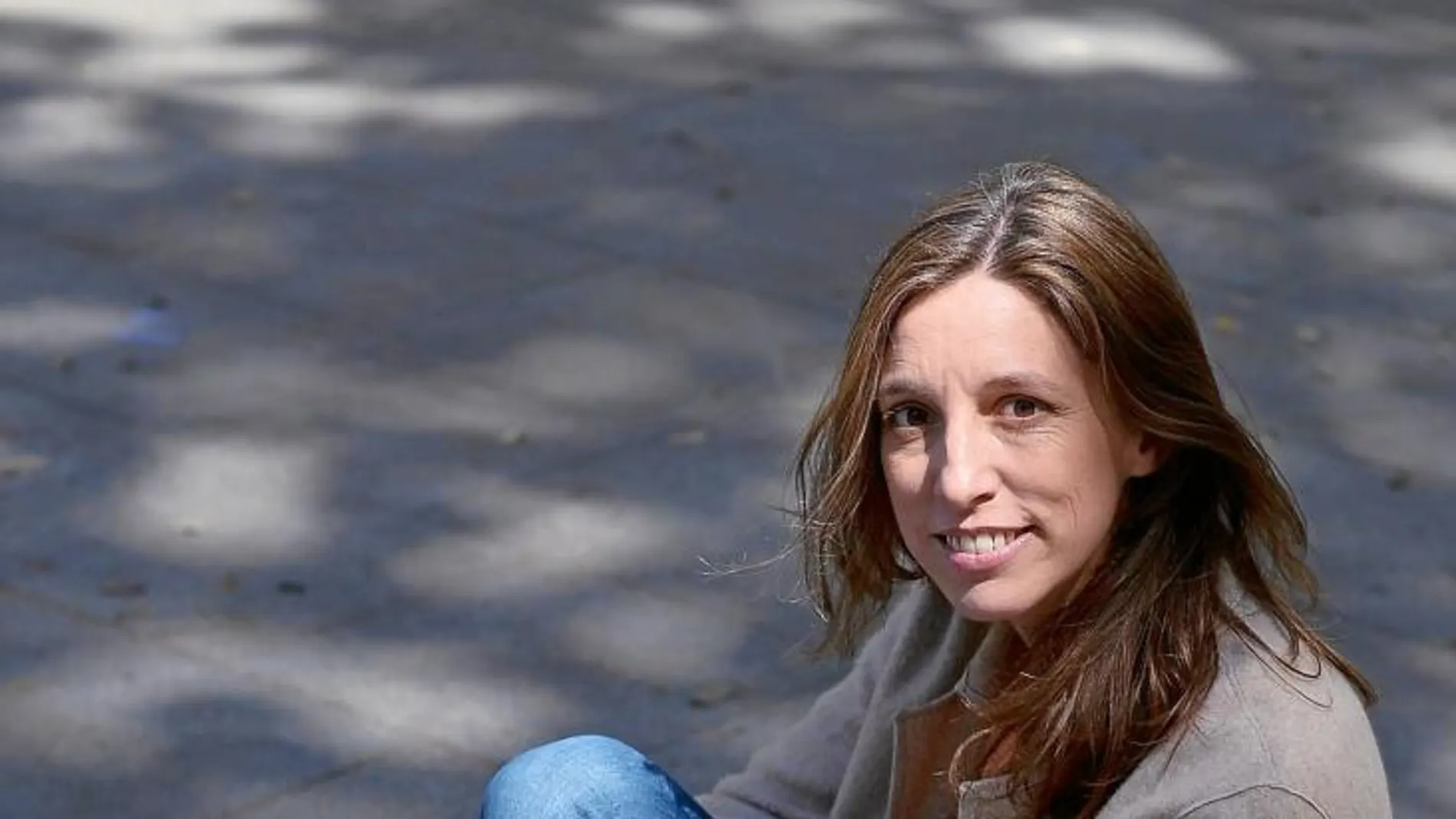 Llucia Ramis confesaba ayer que su razón de estudiar periodismo fue que era una carrera que la obligaba a irse de Mallorca, y eso es lo único que quería, pero que al empezar a trabajar en la profesión sintió en seguida que había descubierto una vocación, buscar la verdad detrás de la superficie