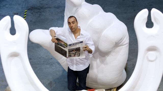 El artista posa con su obra