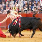 Derechazo de López Simón en su última comparecencia en Sevilla