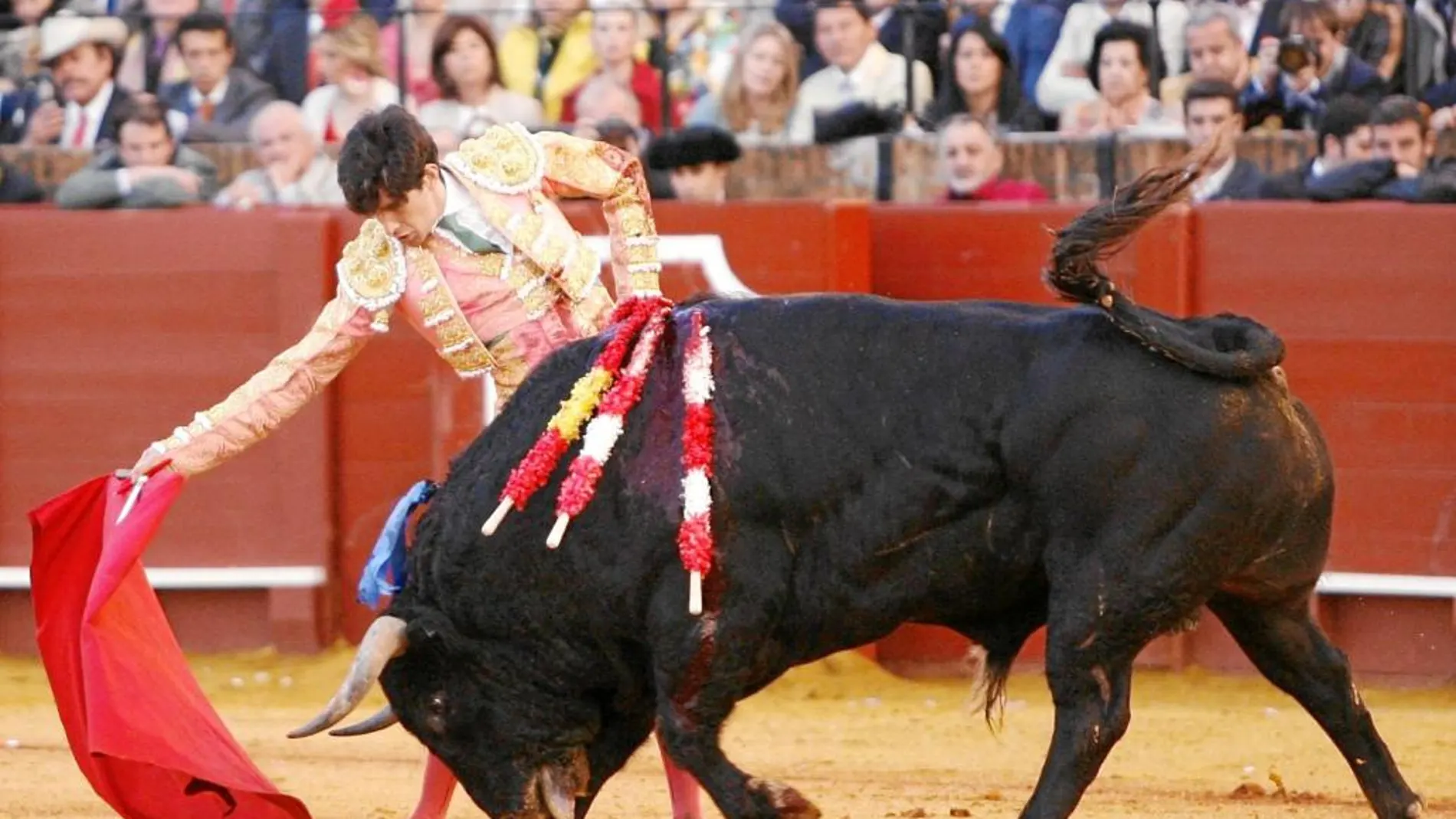 Derechazo de López Simón en su última comparecencia en Sevilla