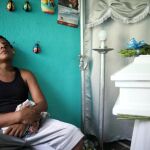 El padre del menor, Nelson Gabriel Lorío, junto al ataúd del pequeño, luce la mirada perdida. Foto: Reuters