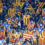 La mayoría de los 28.150 espectadores que ayer acudió a Montjuïc lo hizo con banderas estelades