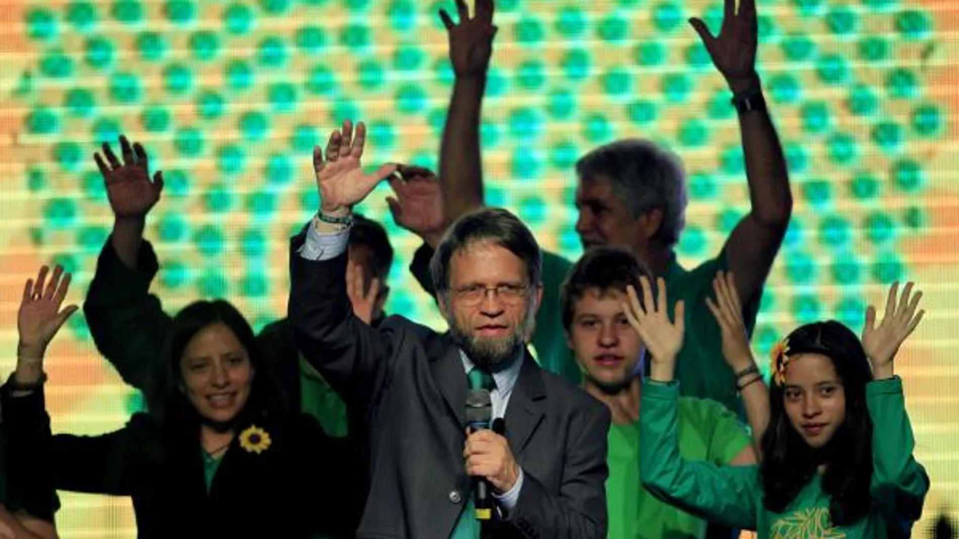 El candidato presidencial por el Partido Verde, Antanas Mockus, saluda a sus seguidores
